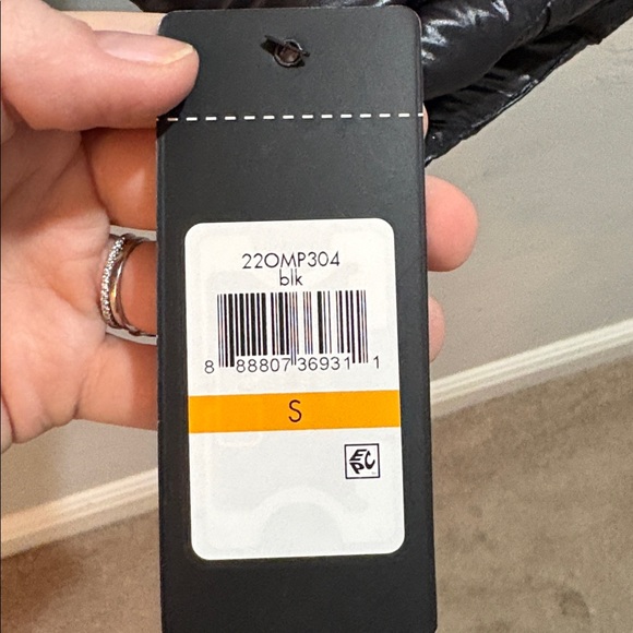 Guess Women's Shiny Black Puffer Jacket. Small. NWT! - Picture 6 of 6